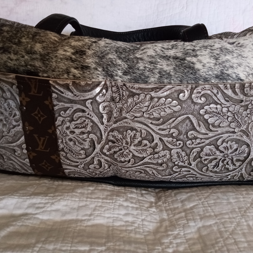 KEEP IT GYPSY "BERTHA" Elegant Silver and Black Patterned Duffle Bag NWOT - Picture 10 of 15